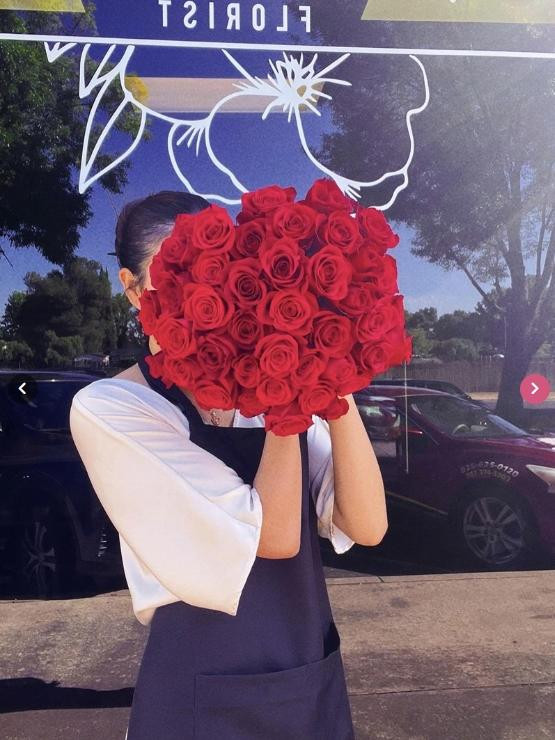 ó thể nói, ngoài gia đình, hiện tại tình cảm của Phạm Hương dành cho hoa là vô cùng lớn. Phải đam mê lắm cô mới miệt mài, sáng tạo đủ kiểu để làm nên những tác phẩm với hoa.