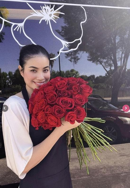 oa hậu Hoàn vũ Việt Nam cũng mô tả cuộc sống của mình rằng: "Buổi sáng nắng sớm bình yên, đưa các con đi học rồi lại được làm bạn với những bông hoa xinh đẹp".