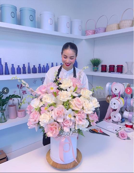 hời gian gần đây, nàng hậu gốc Hải Phòng thường xuyên đăng tải những hình ảnh cắm hoa. Tự tay cô thiết kế những ý tưởng cắm hoa và bắt tay vào thực hiện.