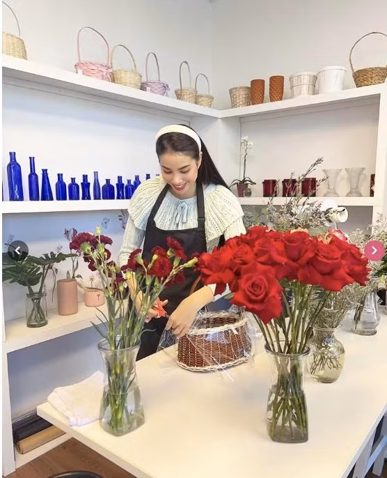 Người đẹp chia sẻ: "Hương và hoa". Cô nhận được nhiều lời khen ngợi: "Hương đẹp như đóa hoa", "Người và hoa đều đẹp như nhau"...