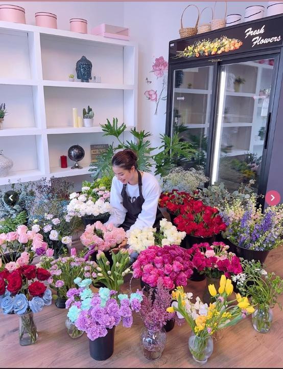 hi đăng tải hình ảnh ngồi giữa "muôn vàn" lọ hoa xinh, Phạm Hương đã bày tỏ: "Ngày em bỏ phố về vườn".