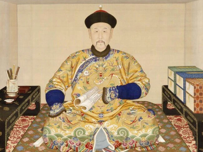 Khang Hi an socola, nhin huong dan hon 900 tu, lap tuc noi gi?