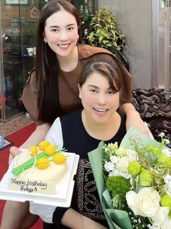  Không chỉ chăm lo mọi việc cho con gái, mẹ ruột MC Mai Ngọc còn nấu ăn rất ngon, và chính bà đã truyền dạy nhiều bí kíp nấu nướng cho con gái.Mỗi lần nhắc đến mẹ, Mai Ngọc luôn dành những lời hết mực biết ơn, nể phục và kính mến.