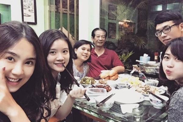 ẹ ruột Mai Ngọc là người phụ nữ bình dị, kín tiếng nhưng hết lòng yêu thương con cái.