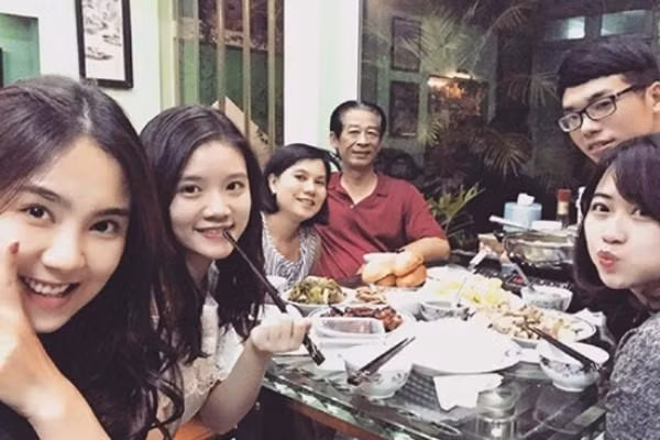 Mẹ ruột Mai Ngọc là người phụ nữ bình dị, kín tiếng nhưng hết lòng yêu thương con cái.