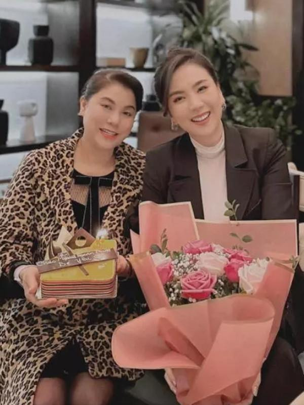 Mẹ là người không quản mưa nắng, đưa tôi đi học cần mẫn suốt thời thơ ấu. Mẹ là người nuôi dưỡng tâm hồn và khát khao sống tử tế trong tôi theo cách rất đặc biệt và vô cùng ấm áp. Lúc tôi bước vào tuổi thiếu nữ, cũng đã có những nổi loạn, muốn khẳng định bản thân. Có lần cãi mẹ đi chơi, khi trở về, bà không mắng, rất thoải mái nhưng trên bàn học là một bức thư dài với những chia sẻ từ trái tim. Mẹ bảo cũng giống tôi và cũng đã bước qua thời thiếu nữ nên rất hiểu và đồng cảm với con. Nhưng mẹ mong tôi hiểu rằng, tất cả sự khó khăn hay dặn dò, đều xuất phát từ trái tim yêu con vô bờ bến của mẹ dành cho con", Mai Ngọc nói.