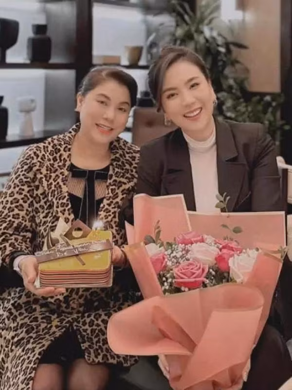 "Mẹ là người không quản mưa nắng, đưa tôi đi học cần mẫn suốt thời thơ ấu. Mẹ là người nuôi dưỡng tâm hồn và khát khao sống tử tế trong tôi theo cách rất đặc biệt và vô cùng ấm áp. Lúc tôi bước vào tuổi thiếu nữ, cũng đã có những nổi loạn, muốn khẳng định bản thân. Có lần cãi mẹ đi chơi, khi trở về, bà không mắng, rất thoải mái nhưng trên bàn học là một bức thư dài với những chia sẻ từ trái tim. Mẹ bảo cũng giống tôi và cũng đã bước qua thời thiếu nữ nên rất hiểu và đồng cảm với con. Nhưng mẹ mong tôi hiểu rằng, tất cả sự khó khăn hay dặn dò, đều xuất phát từ trái tim yêu con vô bờ bến của mẹ dành cho con", Mai Ngọc nói.