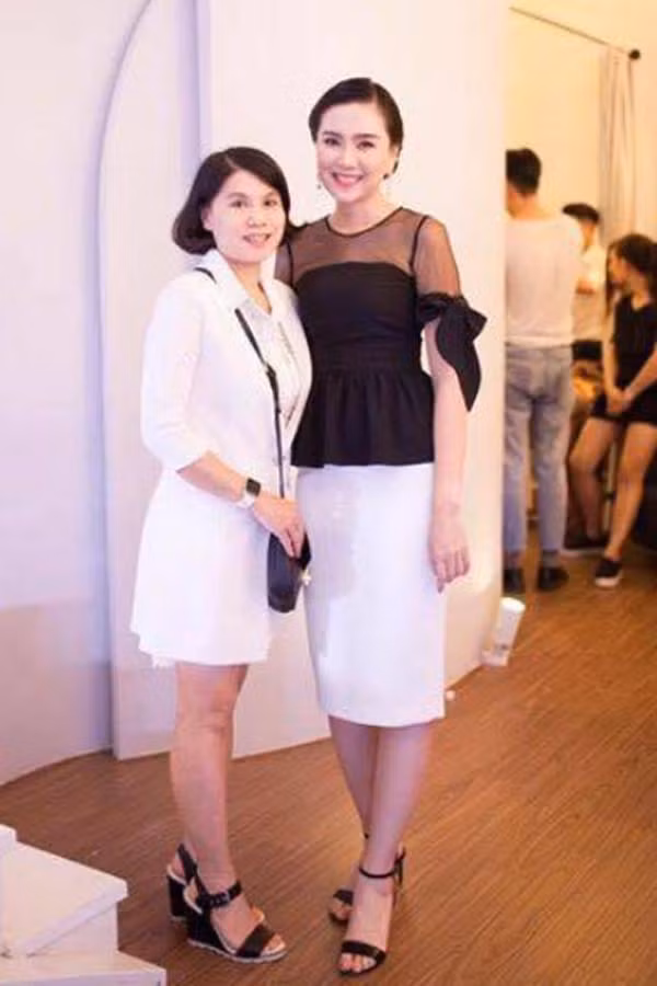 Dù là con một nhưng Mai Ngọc bảo bố mẹ cô không quá chiều mà ngược lại rất nghiêm khắc với con từ việc học tập, sinh hoạt và giao tiếp với bạn bè. Khi học chuyên tiếng Trung trường Ams, Hà Nội, với chiều cao vượt trội và gương mặt ưa nhìn, Mai Ngọc liên tục xuất hiện trên các tờ báo Hoa học trò trong vai trò người mẫu ảnh.