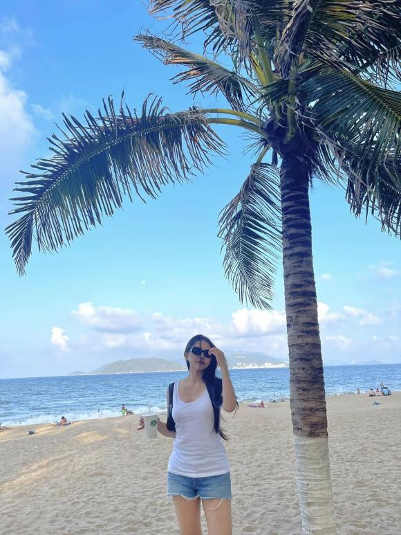 Cô nàng về dáng nhanh chóng hậu sinh nở.