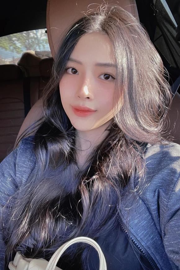 Bên cạnh đó, Khánh Vy cũng đính kèm chia sẻ: "Bầu tăng sương sương hơn 25kg và giảm cân khá thành công". Trong suốt khoảng thười gian mang thai, bà xã Phan Mạnh Quỳnh cũng luôn chú ý việc chăm chỉ tập tành, kèm theo đó là bổ sung các chất dinh dưỡng cần thiết. Nhờ có các chế độ khoa học nên sau khi sinh nở, cô nàng đã về dáng vô cùng nhanh chóng. Hiện tại, cuộc sống hôn nhân của cả 2 nhận được nhiều sự ngưỡng mộ từ mọi người.