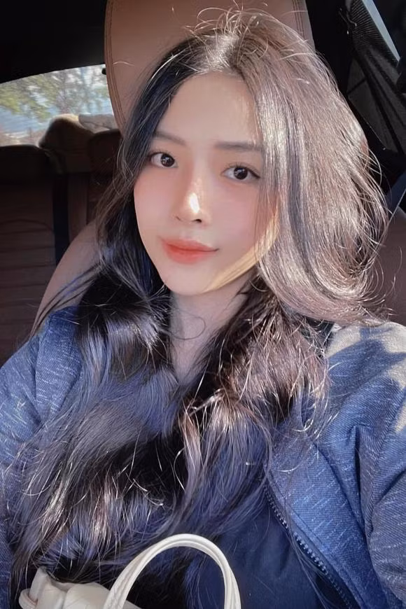 Bên cạnh đó, Khánh Vy cũng đính kèm chia sẻ: "Bầu tăng sương sương hơn 25kg và giảm cân khá thành công". Trong suốt khoảng thười gian mang thai, bà xã Phan Mạnh Quỳnh cũng luôn chú ý việc chăm chỉ tập tành, kèm theo đó là bổ sung các chất dinh dưỡng cần thiết. Nhờ có các chế độ khoa học nên sau khi sinh nở, cô nàng đã về dáng vô cùng nhanh chóng. Hiện tại, cuộc sống hôn nhân của cả 2 nhận được nhiều sự ngưỡng mộ từ mọi người.