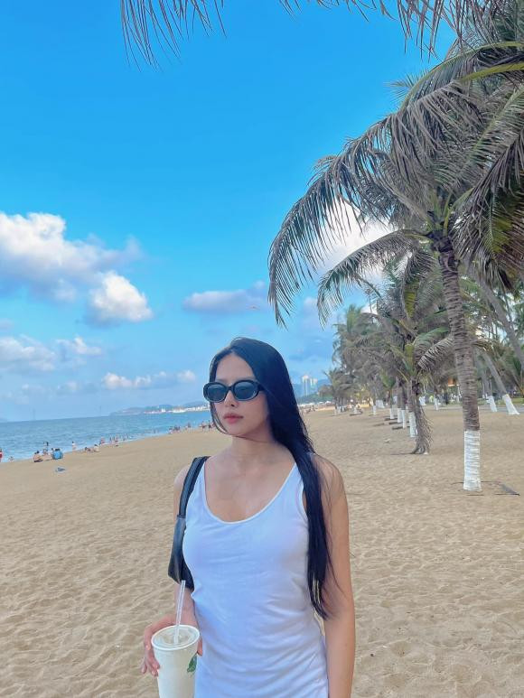 Quyết định công khai cầu hôn bạn gái vào năm 2018, chuyện tình cảm của Phan Mạnh Quỳnh liền nhận được sự quan tâm từ đông đảo dân mạng. Sau đó, cặp đôi lên kế hoạch kết hôn từ năm 2020 nhưng phải hoãn lại vì diễn biến phức tạp của dịch bệnh. Vừa qua, bà xã của nam ca sĩ cũng chính thức thông báo mang thai. Sau đó, Phan Mạnh Quỳnh cùng Khánh Vy về quê để dưỡng thai và đã cùng nhau đón con đầu lòng vô cùng đáng yêu.