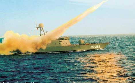 Tàu BPS-500 HQ-381 phóng tên lửa hành trình Uran-E.