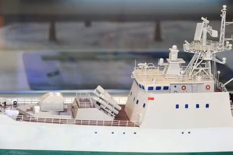 Bố trí bệ phóng tên lửa KBO 2000 đặt ngay sau tháp pháo A-190E, cách bố trí này khá giống cách sắp đặt tàu hộ vệ lớp Kora của Ấn Độ.