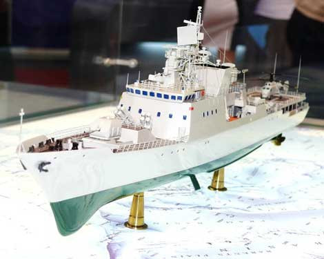 Mô hình tàu hộ vệ tên lửa KBO 2000 (Project 2100) trưng bày tại triển lãm MAKS 2011 ở Moscow.