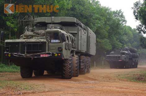 Các xe điều khiển, radar, bệ phóng hệ thống S-300PMU1 thuộc Tiểu đoàn tên lửa 64 hành quân.