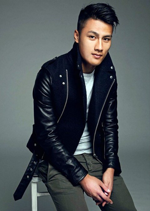 Chàng hot boy của tuyển U23 Việt Nam Mạc Hồng Quân, được biết đến vừa là một cầu thủ hay, vừa là một người mẫu hấp dẫn. Chàng cầu thủ Việt kiều sinh năm 1992 trông thật sự bảnh bao và toát lên sự chuyên nghiệp mỗi khi xuất hiện trong vai trò người mẫu.