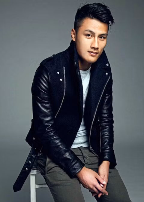 Chàng hot boy của tuyển U23 Việt Nam Mạc Hồng Quân, được biết đến vừa là một cầu thủ hay, vừa là một người mẫu hấp dẫn. Chàng cầu thủ Việt kiều sinh năm 1992 trông thật sự bảnh bao và toát lên sự chuyên nghiệp mỗi khi xuất hiện trong vai trò người mẫu.