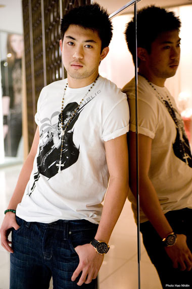 Cầu thủ người Mỹ gốc Việt Lee Nguyễn từ lâu đã được ví von là có vẻ đẹp trai như các tài tử điện ảnh. Sinh năm 1986, cao 1m73, Lee Nguyễn nhận được khá nhiều lời mời làm người mẫu khi trở về Mỹ thi đấu năm 2012.