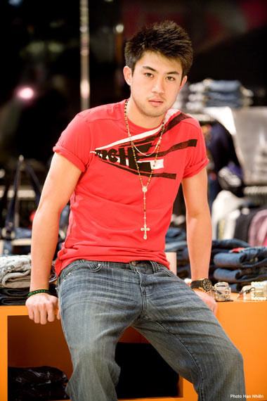 Phong cách và vóc dáng của Lee Nguyễn toát lên vẻ già dặn, một chút ngổ ngáo, sexy rất đặc trưng.