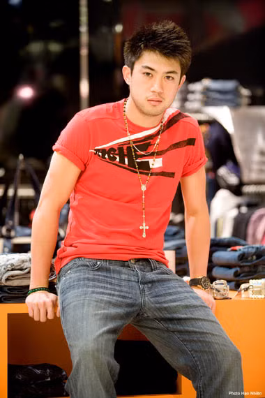 Phong cách và vóc dáng của Lee Nguyễn toát lên vẻ già dặn, một chút ngổ ngáo, sexy rất đặc trưng.