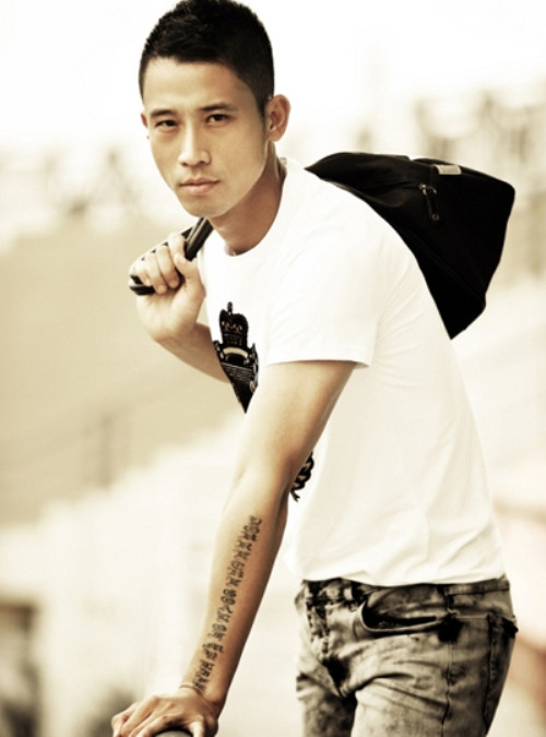 Lãng tử Vũ Như Thành, vừa là một trong những trung vệ xuất sắc nhất của bóng đá Việt Nam, cầu thủ sinh năm 1981 còn rất nổi bật với ngoại hình như người mẫu của mình.