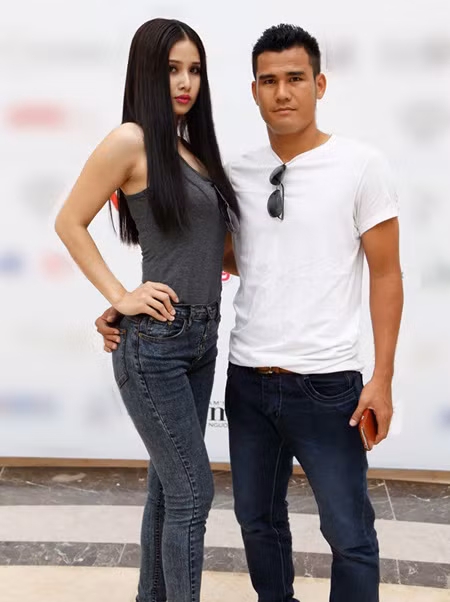 Đô con và có khuôn mặt vuông chữ điền rất nam tính, Phan Thanh Bình, chàng cầu thủ Đồng Tháp cũng rất có dáng người mẫu. Anh cũng thường xuất hiện trong những bộ ảnh tạo mẫu hấp dẫn cùng cô vợ người mẫu Thảo Trang của mình. Không cuốn hút kiểu công tử bảnh bao, Phan Thanh Bình quyến rũ phái đẹp bằng vẻ thuần chất nam tính, mạnh mẽ và có chút thô mộc.