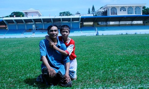 Trong số những cầu thủ U19, Công Phượng có lẽ là người được chú ý nhất bởi tài năng, sự tự tin và lối chơi đẹp mắt trên sân cỏ. Tuy nhiên ít ai biết được chàng cầu thủ quê gốc Nghệ An lại có gia cảnh rất khó khăn. Bức ảnh Công Phượng chụp với bố cùng với chia sẻ về thời khốn khó của gia đình khiến khán giả thêm yêu mến và cảm phục chàng cầu thủ này hơn.