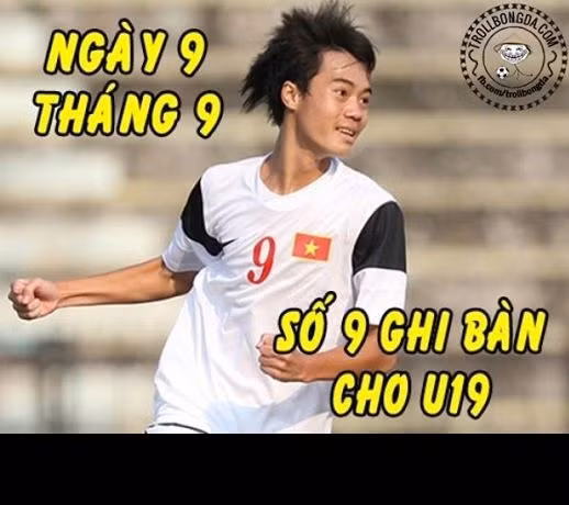 Người cũng được nhắc đến nhiều trong trận đấu tối qua đó là Văn Toàn. Chính Văn Toàn là người mở điểm cho U19 Việt Nam bằng một pha xoay người dứt điểm quyết đoán từ ngoài vòng 16m50. Hôm qua ngày mùng 9, tháng 9 cầu thủ số 9 ghi bàn mở điểm cho U19 - điều thú vị này trở thành một chủ đề chế ảnh hấp dẫn cho dân mạng.