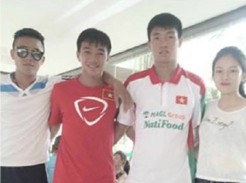 Phương Anh chụp ảnh cùng người anh Tiến Dũng và hai đồng đội khác ở tuyển U19 Việt Nam.