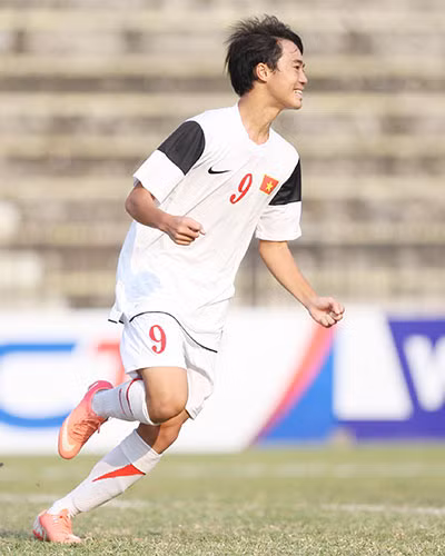 Chơi ở vị trí tiền đạo cắm, Văn Toàn với những cú sút quyết đoán cũng chỉ cao 1m68, nặng 57kg.