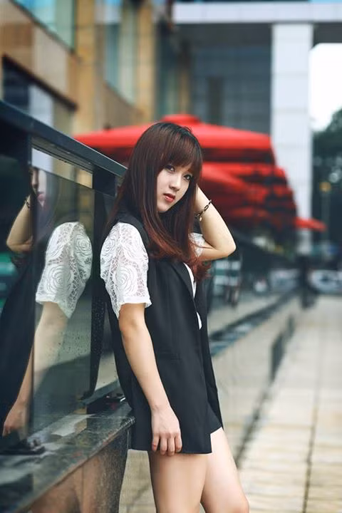 Ngân Chíp cũng từng được mời tham gia vào một số bộ ảnh thời trang của nhiều trang tin giới trẻ.