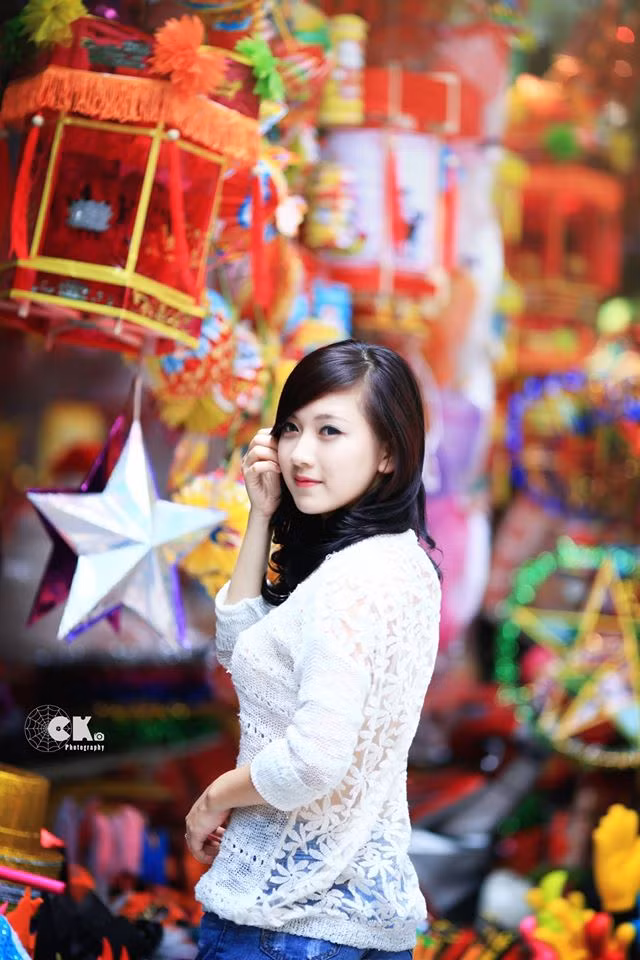 Cô giáo trẻ kiêm luôn công việc của một người mẫu ảnh. Ngân Chíp thường xuyên được mời làm mẫu trong các bộ ảnh thời trang, phong cách cho các trang mạng trẻ.