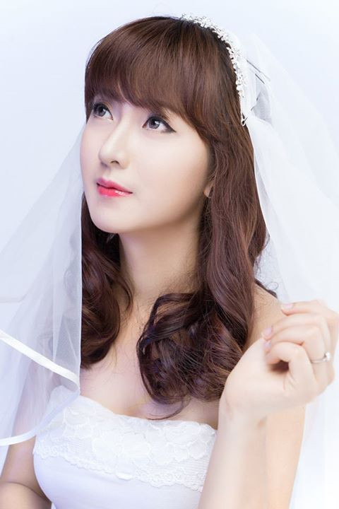 Cô có rất nhiều bức ảnh đẹp chụp trong studio với màu sắc và concept chuyên nghiệp.