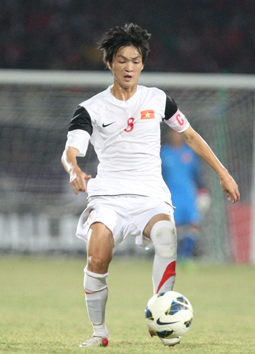 Trong khi đó, người làm nhiệm vụ giữ nhịp trận đấu, phân phối bóng ở giữa sân là Nguyễn Tuấn Anh, dù chơi ở vị trí phải thường xuyên tranh chấp bóng nhưng Tuấn Anh cũng không có thể hình thực sự tốt khi cao 1m71 và nặng 56kg.