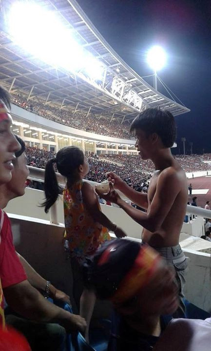 "Chảo lửa" Mỹ Đình, nơi diễn ra những trận đấu hay của tuyển U19 Việt Nam cũng là một nơi chứa đựng nhiều hình ảnh thú vị. Bức ảnh bố đưa con gái đến sân xem bóng đá và vừa xem vừa bón cơm cho con nhận được hơn 50 nghìn lượt like trên fanpage Robbey.