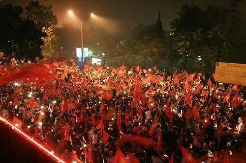 Cờ Tổ quốc tung bay khắp các con phố mừng chiến thắng của tuyển U19 Việt Nam. Ảnh: Bảo Hoàng.