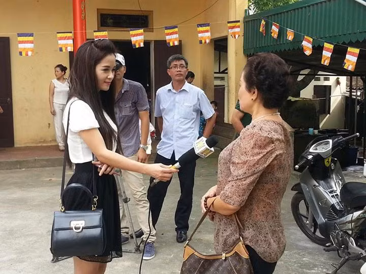 Được biết nhân vật gây sốt mạng này là Trần Thanh Thảo, một nữ phóng viên, biên tập viên, MC của Đài Truyền hình Hà Nội.