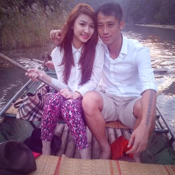 Được mệnh danh là chàng cầu thủ đào hoa nhất bóng đá Việt Nam, không khó hiểu khi Như Thành đã trải qua rất nhiều mối tình với các cô gái xinh đẹp, quyến rũ. Cách đây không lâu có tin Như Thành định cưới một cô gái người Hải Phòng trẻ đẹp (ảnh). Tuy nhiên có vẻ như mối tình này đã không thành vì từ đó tới nay, không còn thấy Như Thành nói về người tình của mình nữa.