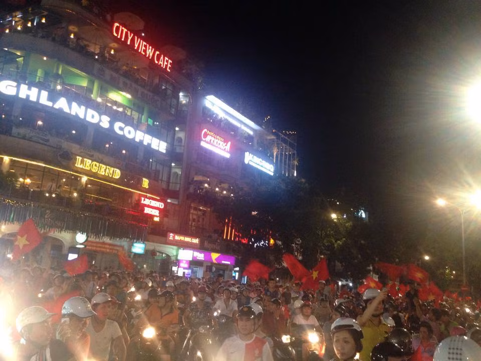 Khung cảnh này gợi nhắc lại những kỷ niệm ngọt ngào của bóng đá Việt Nam năm 2008. Dù mới chỉ là trận thắng bán kết giải U19 Đông Nam Á, nhưng với những gì các cầu thủ trẻ thể hiện ngày hôm nay, các khán giả hoàn toàn có quyền được ăn mừng và tự hào. Ảnh: Tá Nguyễn.