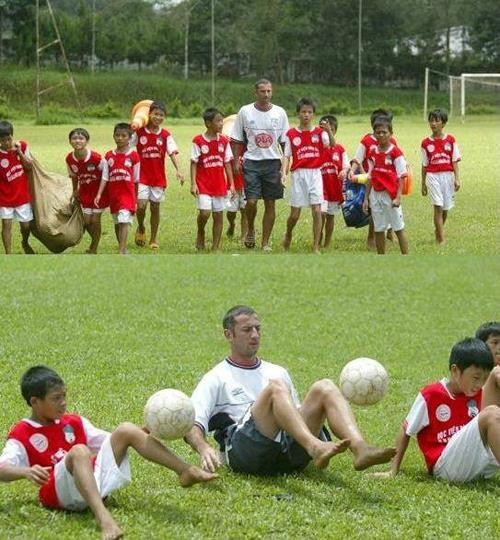 Trở thành những nhân vật "hot", những câu chuyện của thầy Guillaume Graechen và các cầu thủ tuyển U19 cũng vì thế mà được rất nhiều người quan tâm. Bức ảnh thầy Giôm và những học trò cách đây 7 năm - thời còn "chân trần ngây thơ" nhận hàng chục nghìn lượt like, chia sẻ trên mạng.