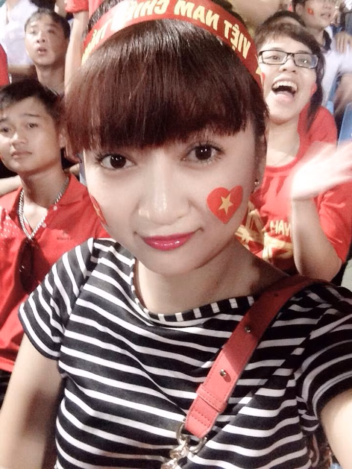 Với những hình cờ Tổ quốc nhỏ xinh gắn trên má, những cô gái như tăng thêm phần xinh đẹp, đáng yêu. Ảnh: Hang Pham.