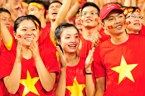 Các fan nhuộm đỏ sân Mỹ Đình bằng màu cờ Tổ quốc, với sự xuất hiện của những bóng hồng đáng yêu, sôi nổi... truyền cảm hứng cho những đôi chân cầu thủ thi đấu dưới sân.