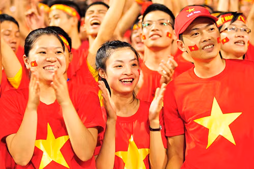 Các fan nhuộm đỏ sân Mỹ Đình bằng màu cờ Tổ quốc, với sự xuất hiện của những bóng hồng đáng yêu, sôi nổi... truyền cảm hứng cho những đôi chân cầu thủ thi đấu dưới sân.