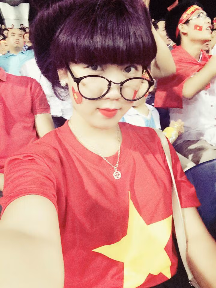 Trong không khí cuồng nhiệt tại "chảo lửa" Mỹ Đình, các cô gái tranh thủ ghi lại những khoảnh khắc "tự sướng" đáng yêu. Ảnh: Songlamplus.