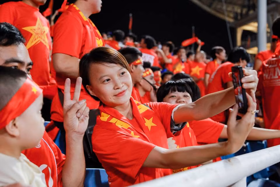 Ngoài những bàn thắng đẹp, ngoài sự nỗ lực của các cầu thủ, những câu chuyện bên lề, trên khán đài cũng được rất nhiều người quan tâm trong những ngày vừa qua.