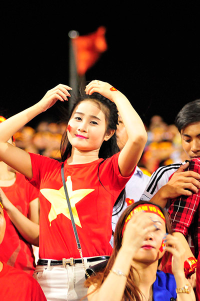 Bóng đá không chỉ dành riêng cho nam giới nên hình ảnh những cô gái trẻ trung, xinh đẹp và yểu điệu xuất hiện ở sân vận động không còn là điều lạ lẫm. Ảnh: S.H.