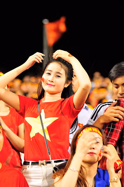 Bóng đá không chỉ dành riêng cho nam giới nên hình ảnh những cô gái trẻ trung, xinh đẹp và yểu điệu xuất hiện ở sân vận động không còn là điều lạ lẫm. Ảnh: S.H.