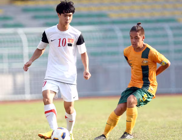 Được mệnh danh là "Messi Việt Nam", đội trưởng Công Phượng là một trong những người có ngoại hình nhỏ bé nhất ở tuyển U19 VN với chiều cao 1m68 và cân nặng 61kg.