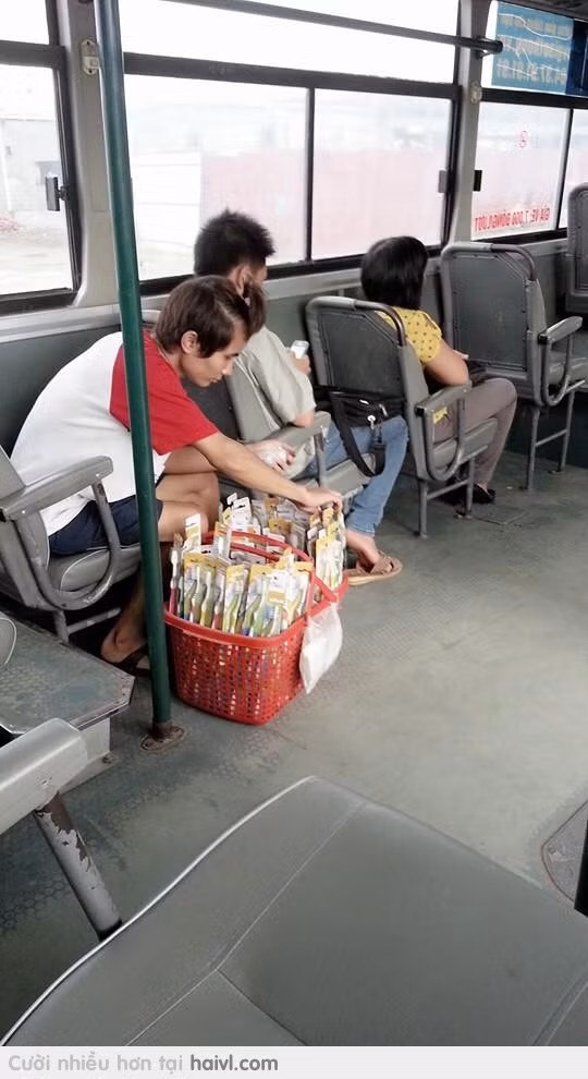 Ảnh Cường - Chip đường phố bán bàn chải trên xe buýt. Trong một clip chia sẻ trên mạng, anh chàng cho biết rất yêu ca hát, thích nhạc sến và muốn truyền tải cái gọi là văn hóa đường phố vui nhộn, lành mạnh qua những bài hát của mình. Thỉnh thoảng Chip đến quán trà đá của cô bé xinh đẹp ngồi hát và kiêm luôn chân phục vụ.